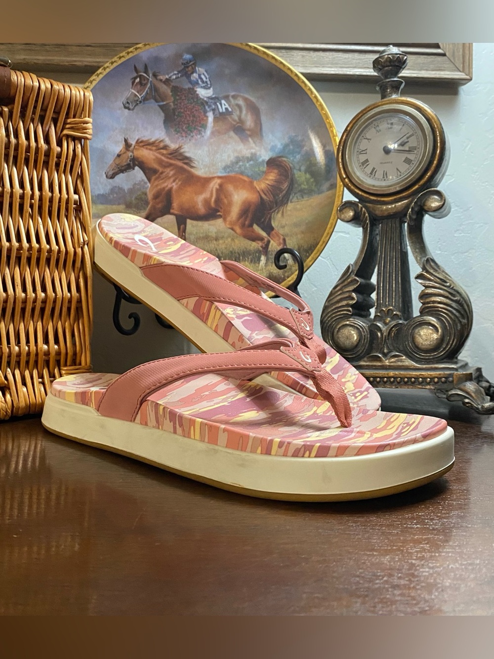 Olukai Nu A Pi O Pink Camo Flip Flop Sandals Women’s 9 Rosette Platform Hawaiian